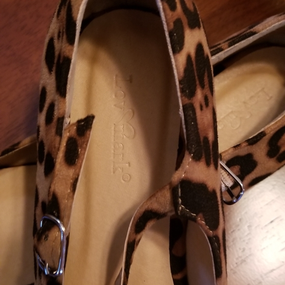 New without tags leopard print Flats - Picture 2 of 3